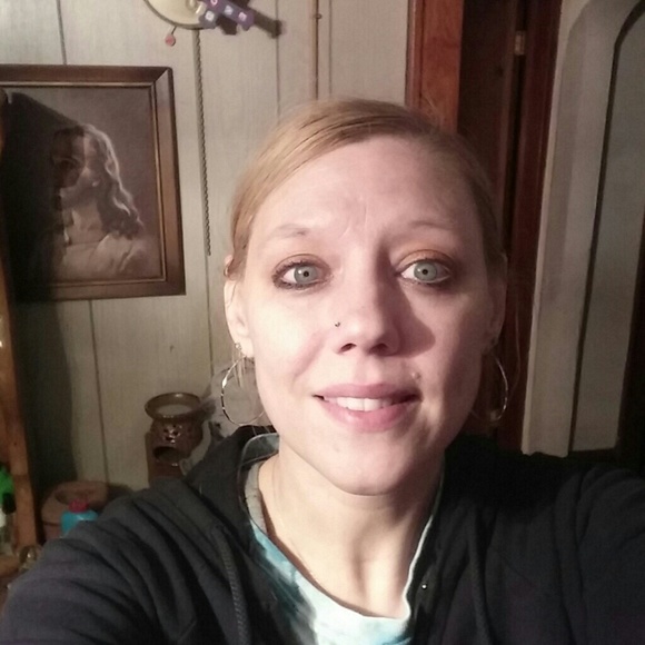 Profile Picture of Amy Koviack (@amykov13) on Poshmark