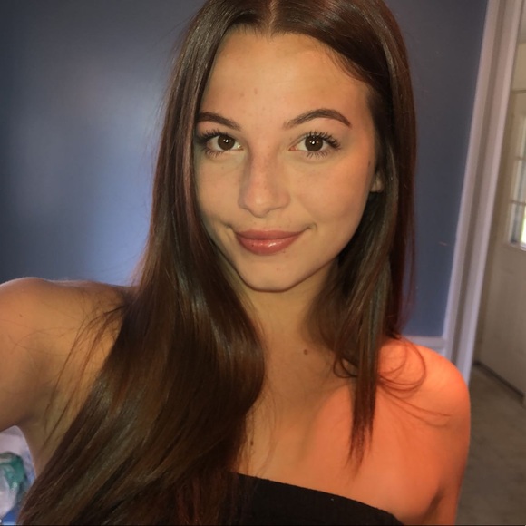 Profile Picture of Mackenzie Gizzie (@mackenziegizzi) on Poshmark