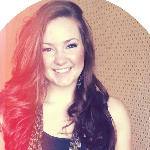 Profile Picture of Emily Aaserude (@emilyla90) on Poshmark