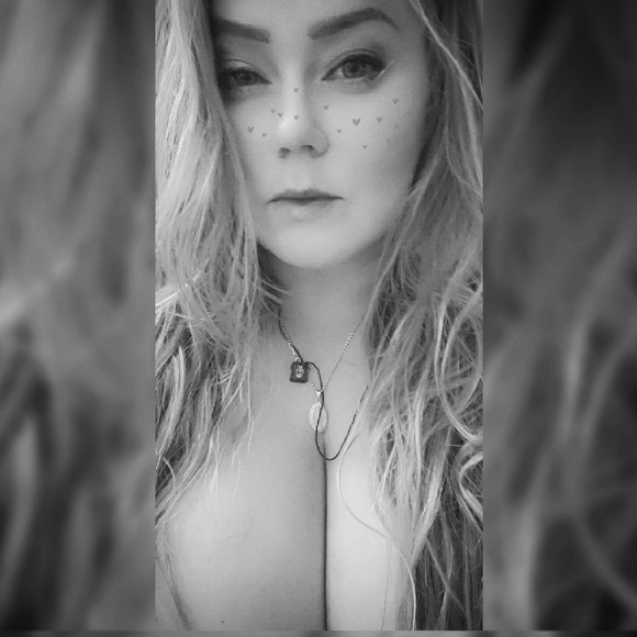 Profile Picture of Crystal Matthew (@angeleyes470) on Poshmark