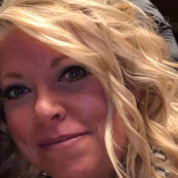 Profile Picture of Jessica Larsen (@jessicalarse517) on Poshmark