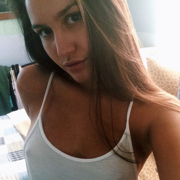 Profile Picture of Hannah Sachse (@hannahlaiine) on Poshmark