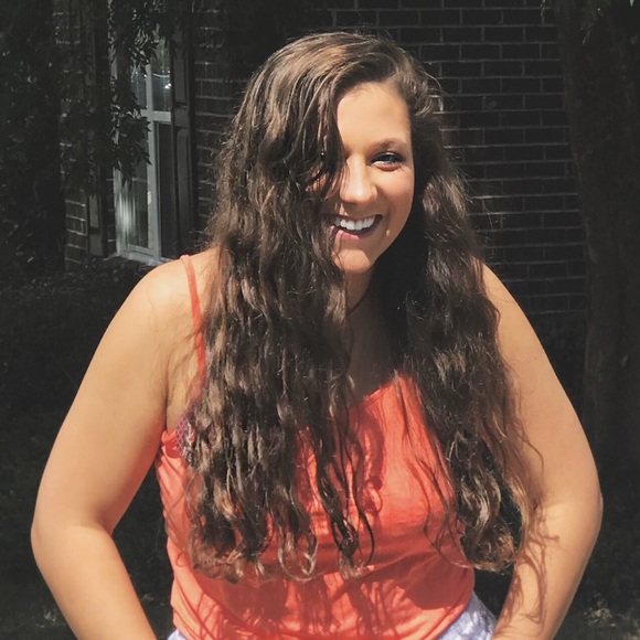 Profile Picture of Claire Stewart (@clurstew) on Poshmark