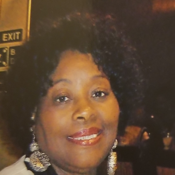 Profile Picture of Earnestine Matkins (@matkine1) on Poshmark