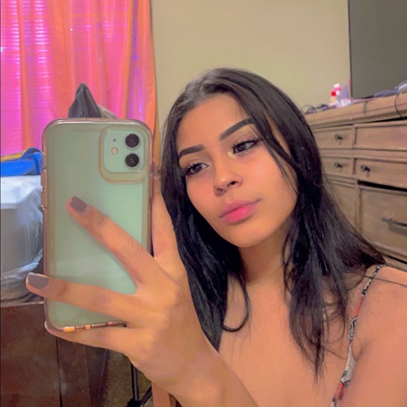 Profile Picture of Sarai Recendiz (@saraixr) on Poshmark