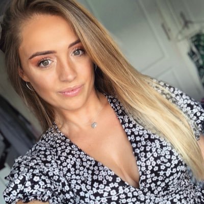 Profile Picture of Evie Lewis (@evielewiss) on Twitter