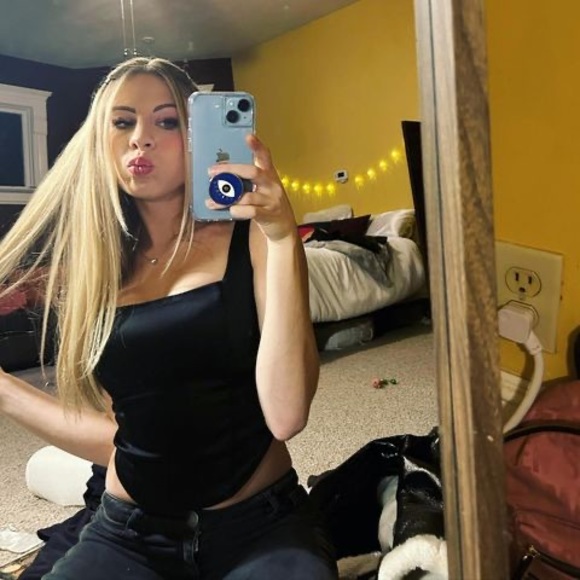 Profile Picture of Brooklyn Angaran (@bnangaran) on Poshmark