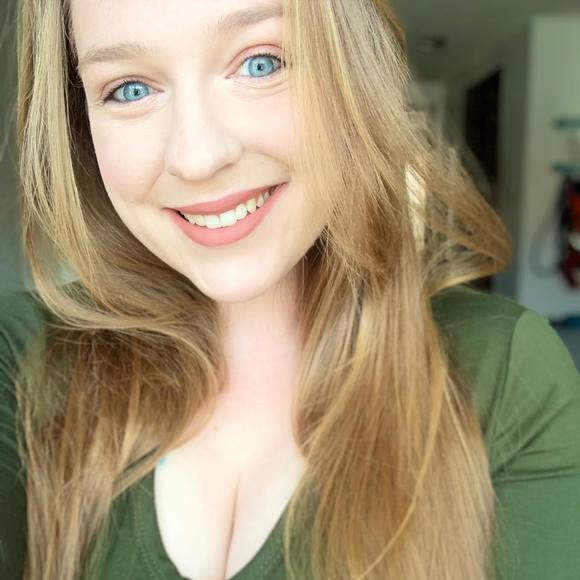 Profile Picture of Alicia Lojewski (@alicia_naomi) on Poshmark