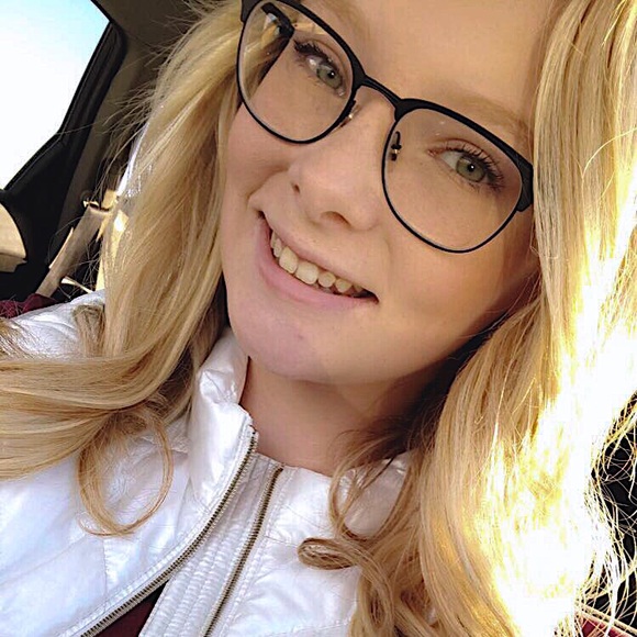 Profile Picture of Natalie Schemm (@nataliee_8) on Poshmark