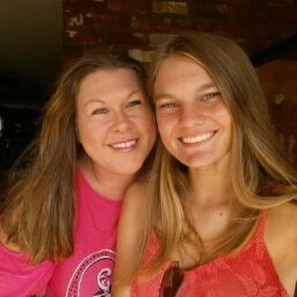 Profile Picture of Karlee Cakes (@karleecakes11) on Poshmark