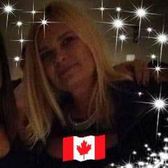 Profile Picture of Lisa Feusi (@lisafeusi) on Poshmark