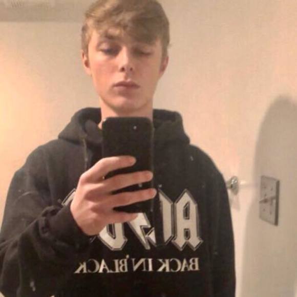 Profile Picture of Cole Mccully (@colemccully) on Poshmark