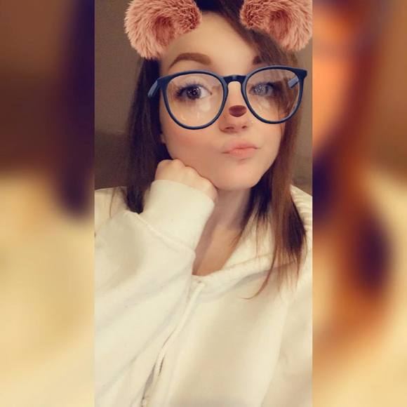 Profile Picture of Shayna Klassen-larson (@shaynaklassen96) on Poshmark