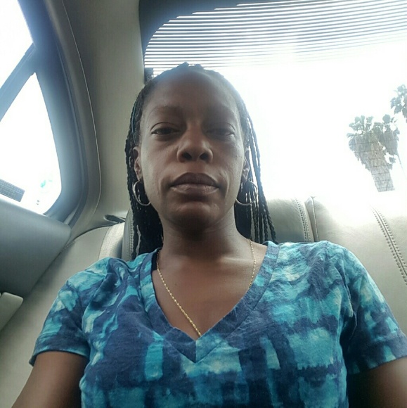 Profile Picture of Dee Maxwell (@deed21) on Poshmark