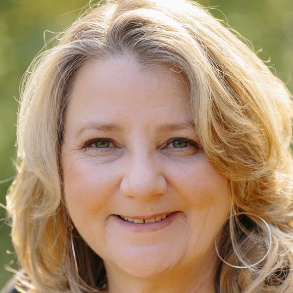 Profile Picture of Lisa Hilton (@hiltonlisa59) on Poshmark