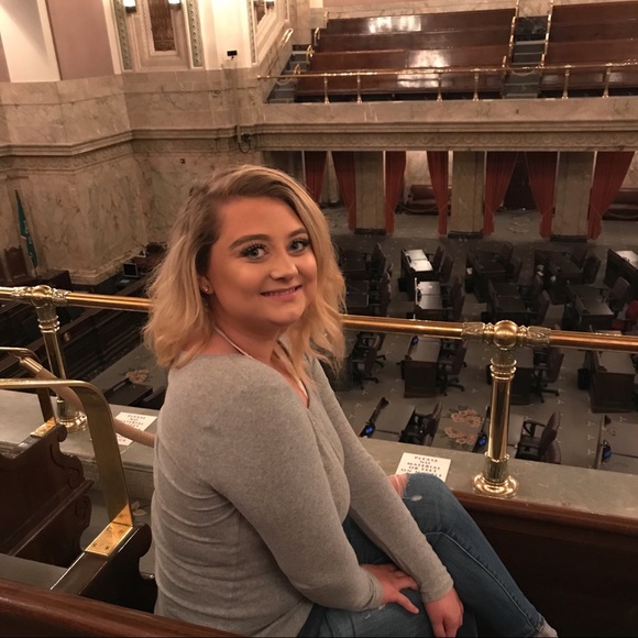 Profile Picture of Ashley Dolge (@ashleydolge) on Poshmark