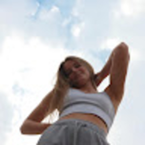 Profile Picture of Amelia Wienstroer (@awienstroer) on Poshmark