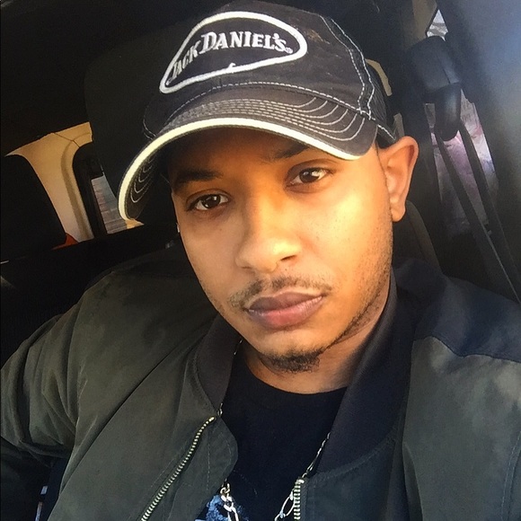 Andre Burgess - Poshmark Profile Picture of Andre Burgess (@dreburgess) on Poshmark