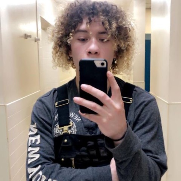 Profile Picture of Dorian Wallace (@dbouthis) on Poshmark