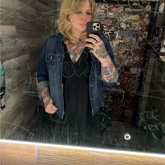 Profile Picture of Carly Moenich (@carly_m_723) on Poshmark