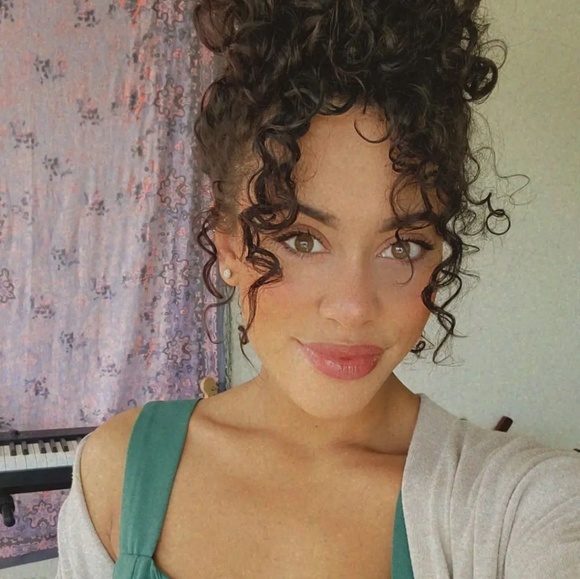 Profile Picture of Amanda Reid (@amanda_reid_) on Poshmark