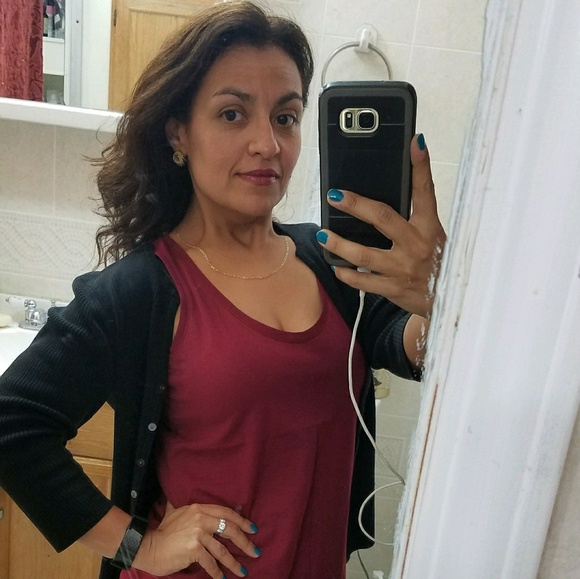 Profile Picture of Herlinda Annicks (@hannick) on Poshmark