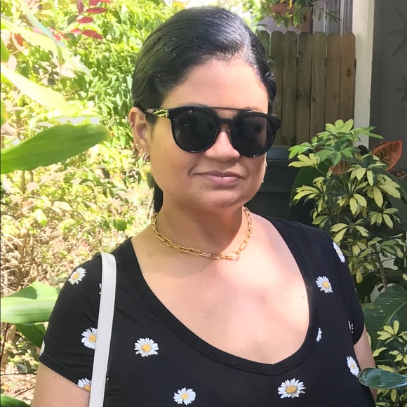 Profile Picture of Areliz Santiago (@arelizsantiago) on Poshmark