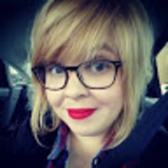 Profile Picture of Emily Sharples (@emilysharples) on Poshmark