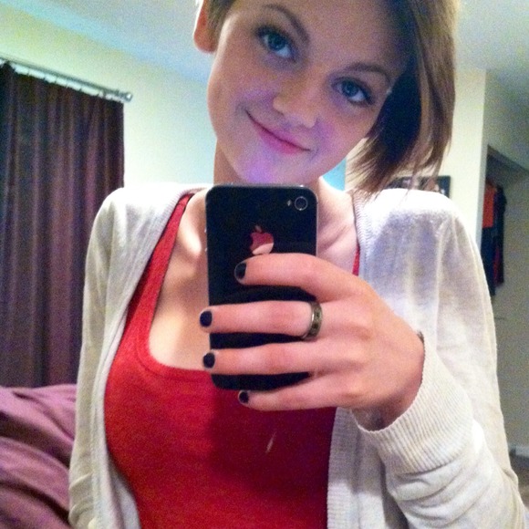 Profile Picture of Chloe Ewing (@sewingc) on Poshmark