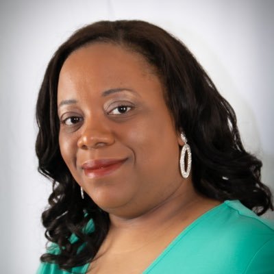 Profile Picture of Lisa Hicks (@VBPageantGirl27) on Twitter