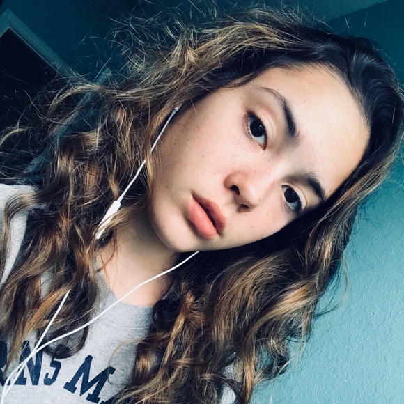 Profile Picture of Makayla Cootware (@makaylacootware) on Poshmark