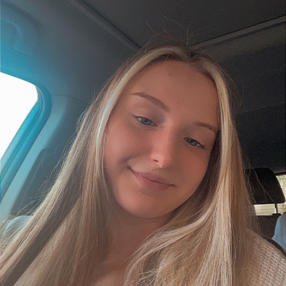 Profile Picture of Sarah Cutshaw (@sarah_cutshaw) on Poshmark