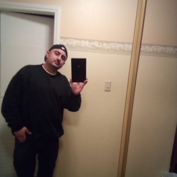 Profile Picture of Manuel Gee (@goma92672) on Poshmark