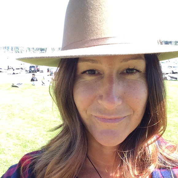 Profile Picture of Kat Hafey (@kathafey) on Poshmark