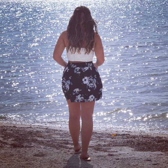 Profile Picture of Julianna Rolaf (@julianna_rolaf) on Poshmark