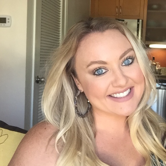 Profile Picture of Whitney Fluty (@wlayne131) on Poshmark