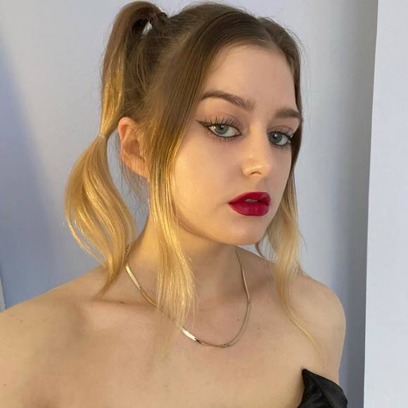 Profile Picture of Natalie Mizzoni (@nataliemizzy) on Poshmark