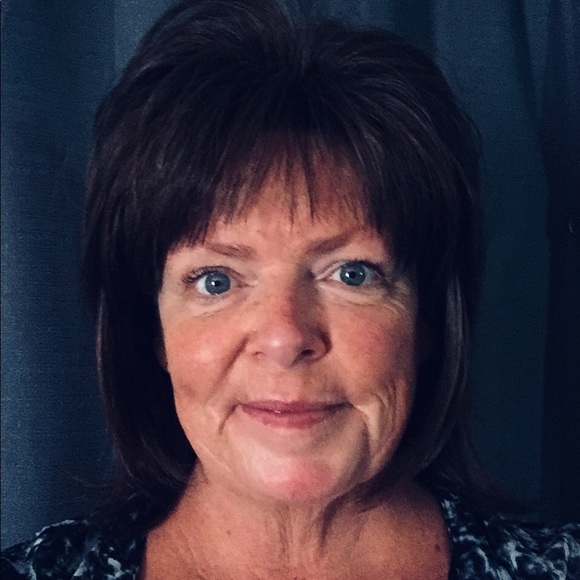 Profile Picture of Debbie Garhartt (@idebbieg) on Poshmark