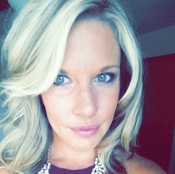 Profile Picture of Janelle Brossman (@janelle319) on Poshmark