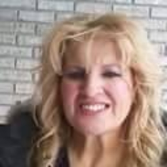 Profile Picture of Rebecca Davidge (@becky196257) on Poshmark