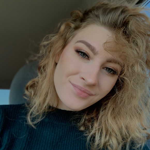 Profile Picture of Keri Richards (@kerrulights) on Poshmark