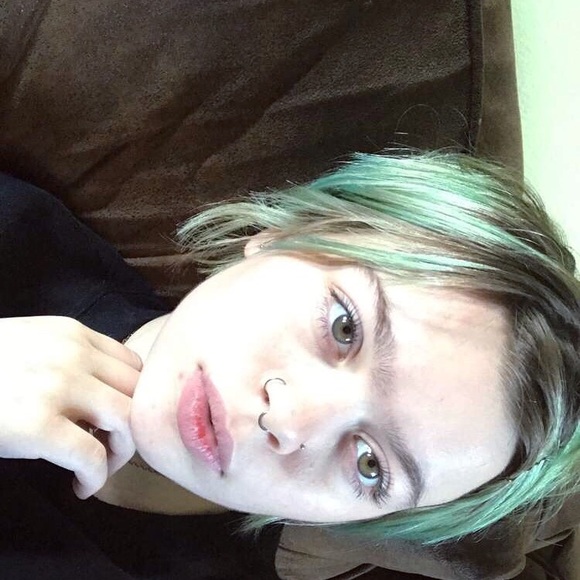Profile Picture of Lori Shaw (@lillitalien) on Poshmark
