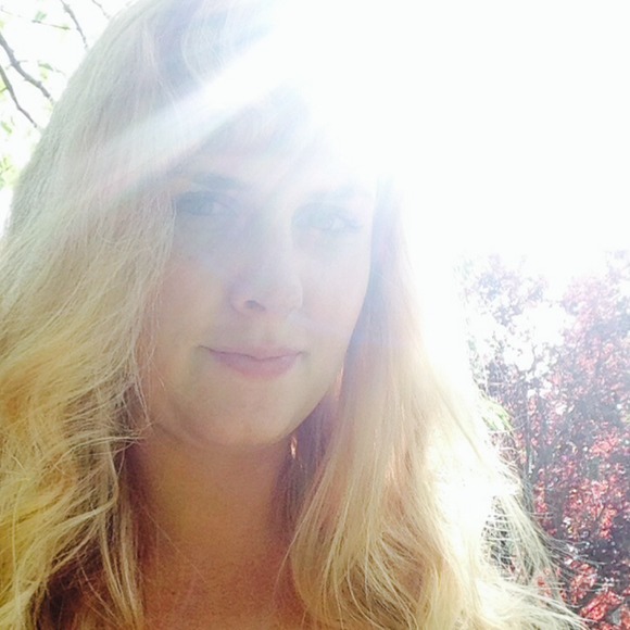 Profile Picture of Isis Barker (@isis_b) on Poshmark