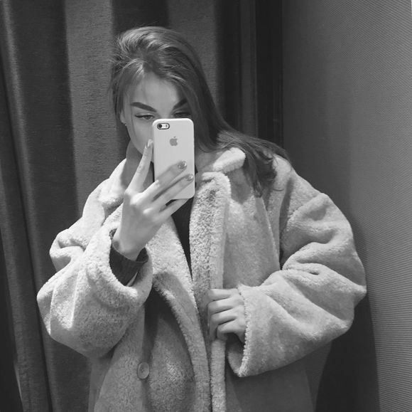 Profile Picture of Iris Hansen (@hansirisblis) on Poshmark