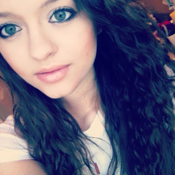 Profile Picture of Nikki Morrone (@nikki_marie_m) on Poshmark