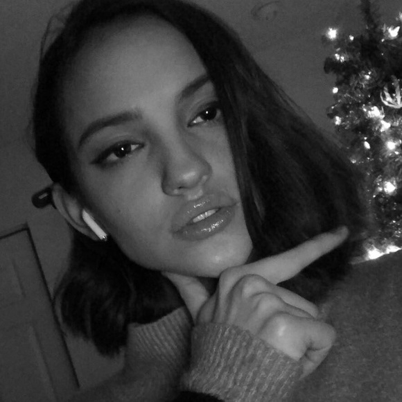 Profile Picture of Esther Burcea (@estherburcea) on Poshmark