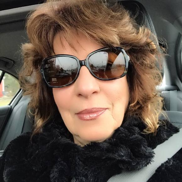 Profile Picture of Francesca Andreadis (@yiayi8) on Poshmark
