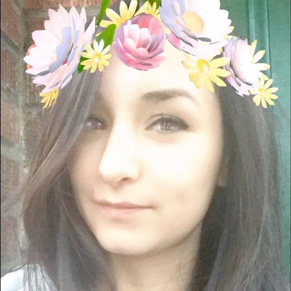 Profile Picture of Bianca Fernandez (@fernbi90) on Poshmark