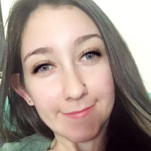 Profile Picture of Kendra Alves (@kendralynn1997) on Poshmark