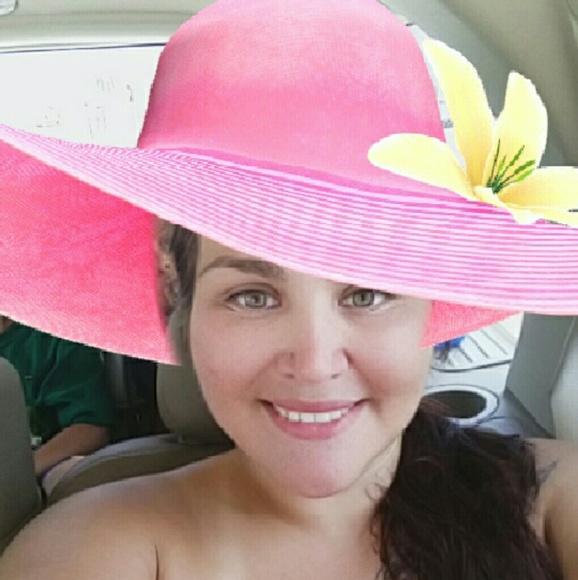 Profile Picture of Janelle Gonzales (@nellybug88) on Poshmark